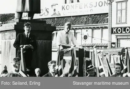 Unge Høyre holder møte på Torget i Stavanger. Redaktør R. A. Lorentzen holder tale ved foten av Kielland statuen. I bakgrunnen skimtes "Hauge på Torget" og Torvets kolonial.