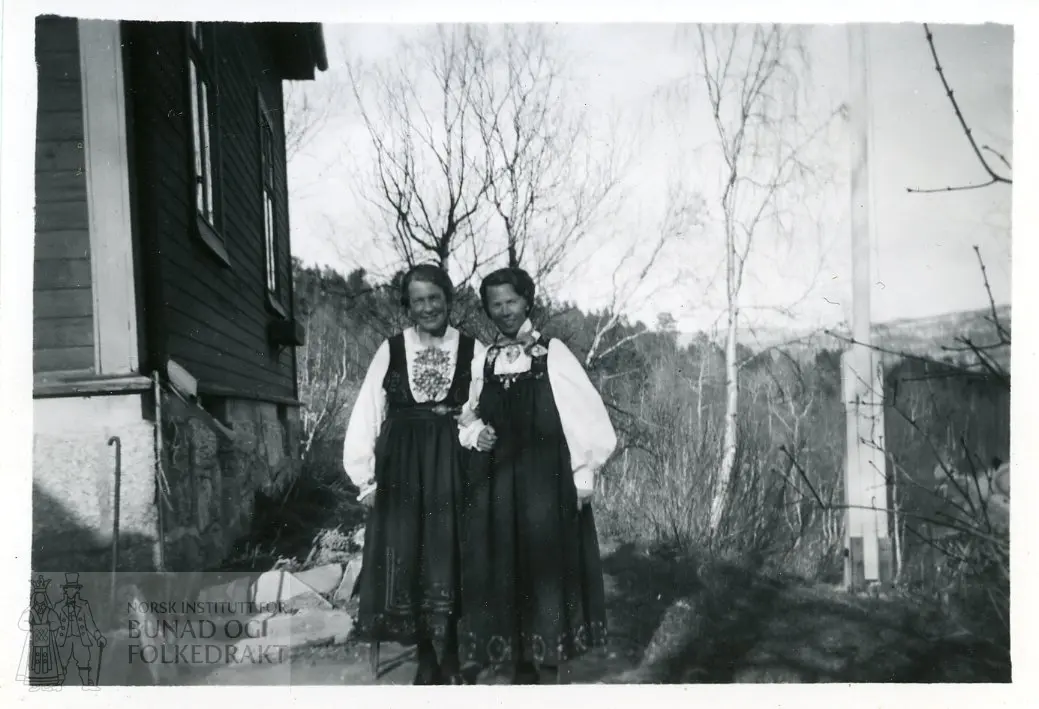 To kvinner i bunad (Klara Semb til v.)