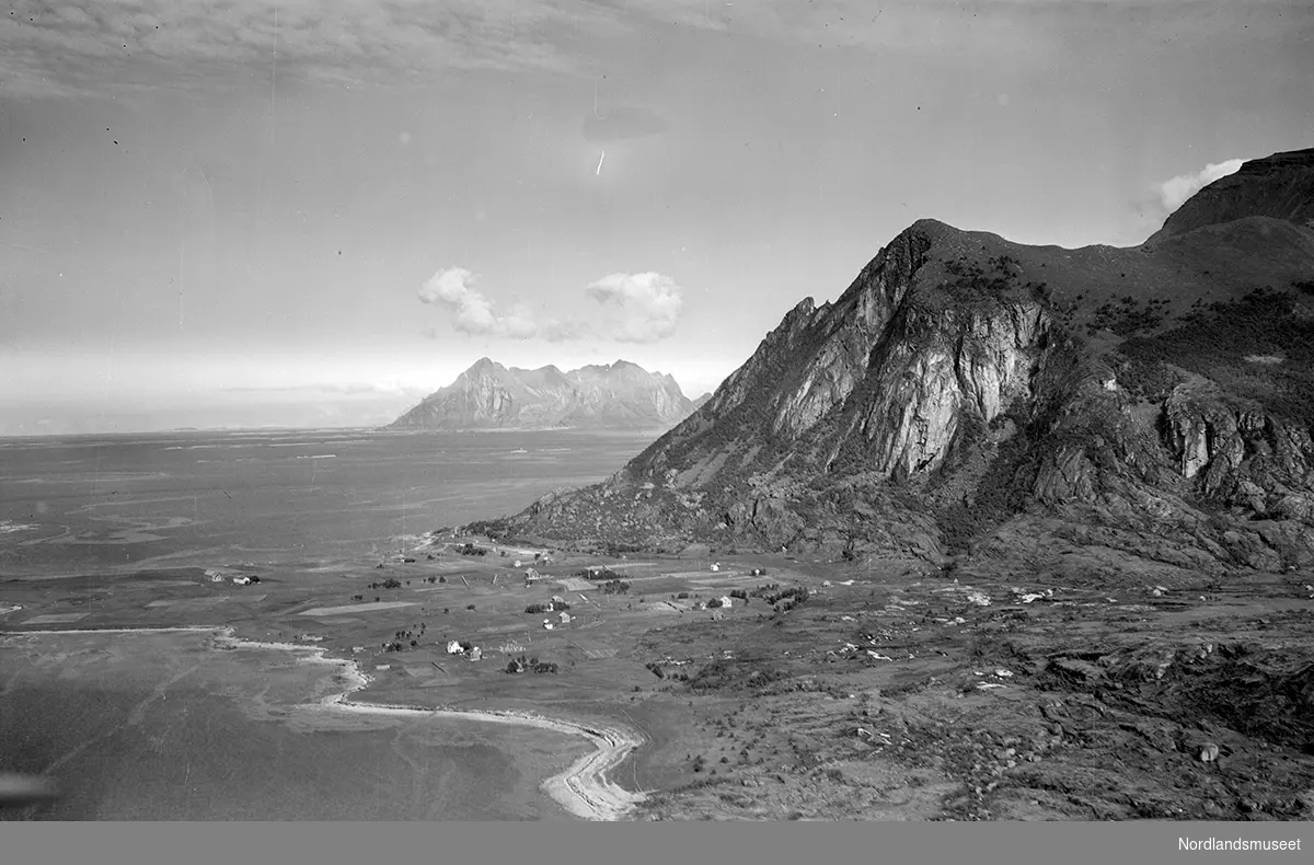 flyfoto av Øra, sett mot Fugløya