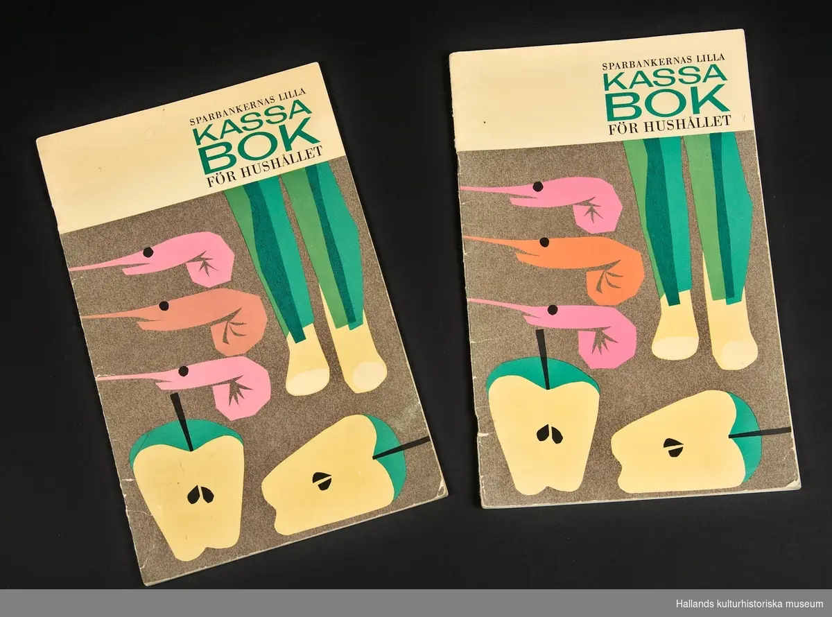 Två exemplar av "Sparbankernas lilla kassabok för hushållet". Böckerna innehåller goda råd i vardagsbestyr, matrecept och tabeller för att månadsvis bokföra hushållningsutgifter.

Böckerna är flitigt ifyllda under åren 1973 och 1974.