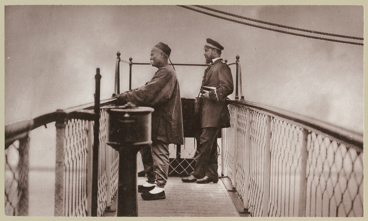 Bilden visar vakthavande officerare och en kinesisk lots på bryggan av den tyska korvetten Stosch.