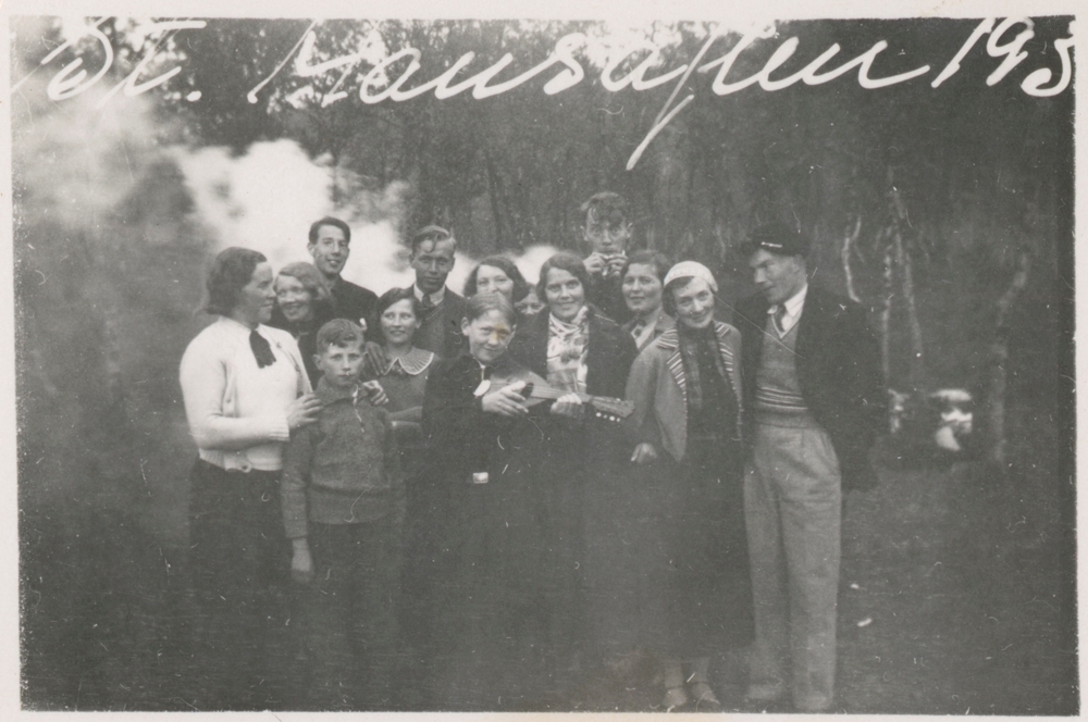 Gruppebilde tatt under St. Hansfeiring i 1936.