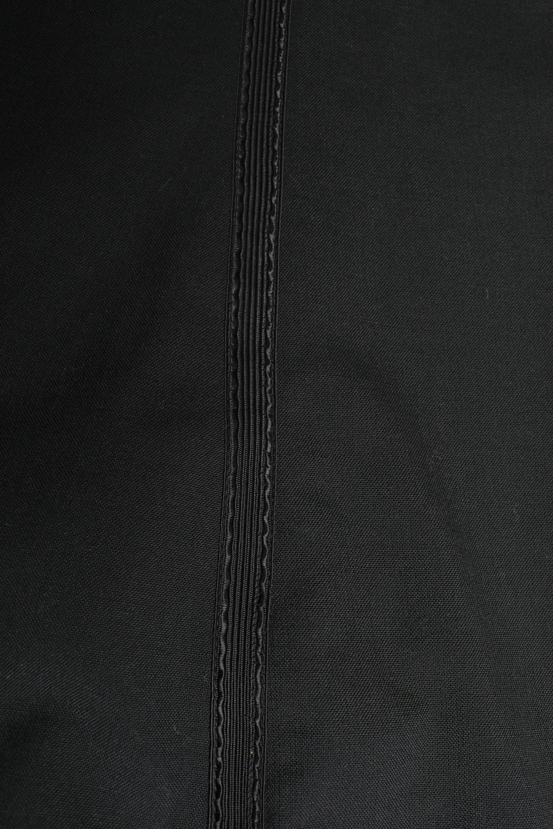 Svart uniformsbukse med påsydd blankt bånd i samme farge i sidene. Tilhører kelneruniform brukt på Sagafjord, Den norske Amerikalinje.