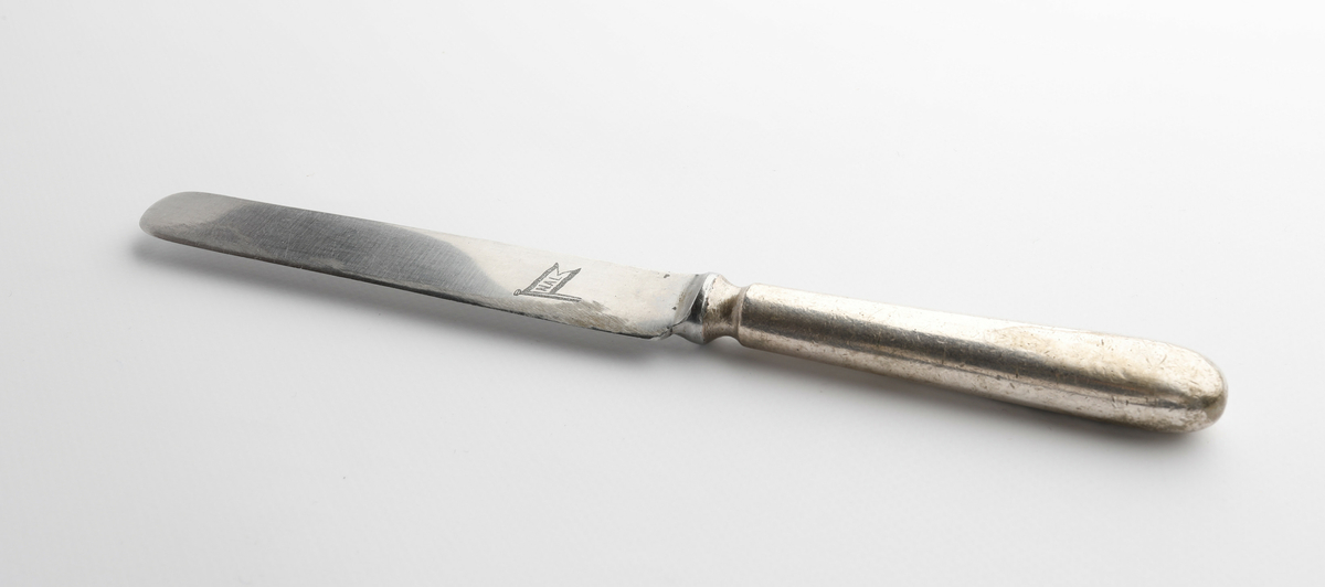 Bordkniv med knivblad i rustfritt stål og skaft i sølvplett (?). NAL-flagglogo inngravert på øverst på knivbladet.