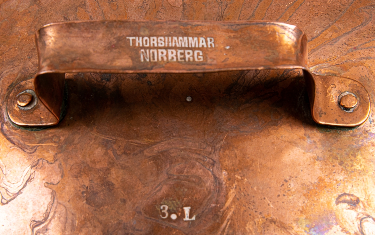 Kastrull, koppar med lock och skaft. Raka sidor. Plan botten. Stämpel Thorshammar, Norberg, på lockets handtag. 3 liter.
a) h 11,3cm, diam 20cm.
b) diam 20,4cm.
1800-talet.