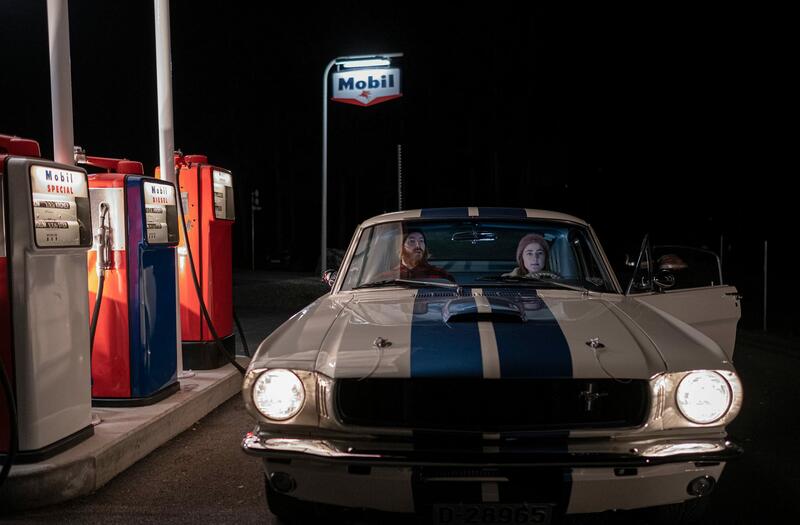 Nyrestaurert bensinstasjon, flott bil og dyktige skuespillere. Filmen lanseres våren 2021. Foto: Morten Reiten/Norsk vegmuseum (Foto/Photo)