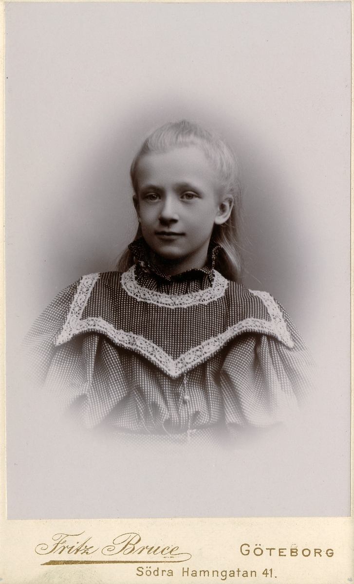 Porträtt av Annie Michelsen, dotter till boktryckare Johan Wilhelm Michelsen Hansenius.