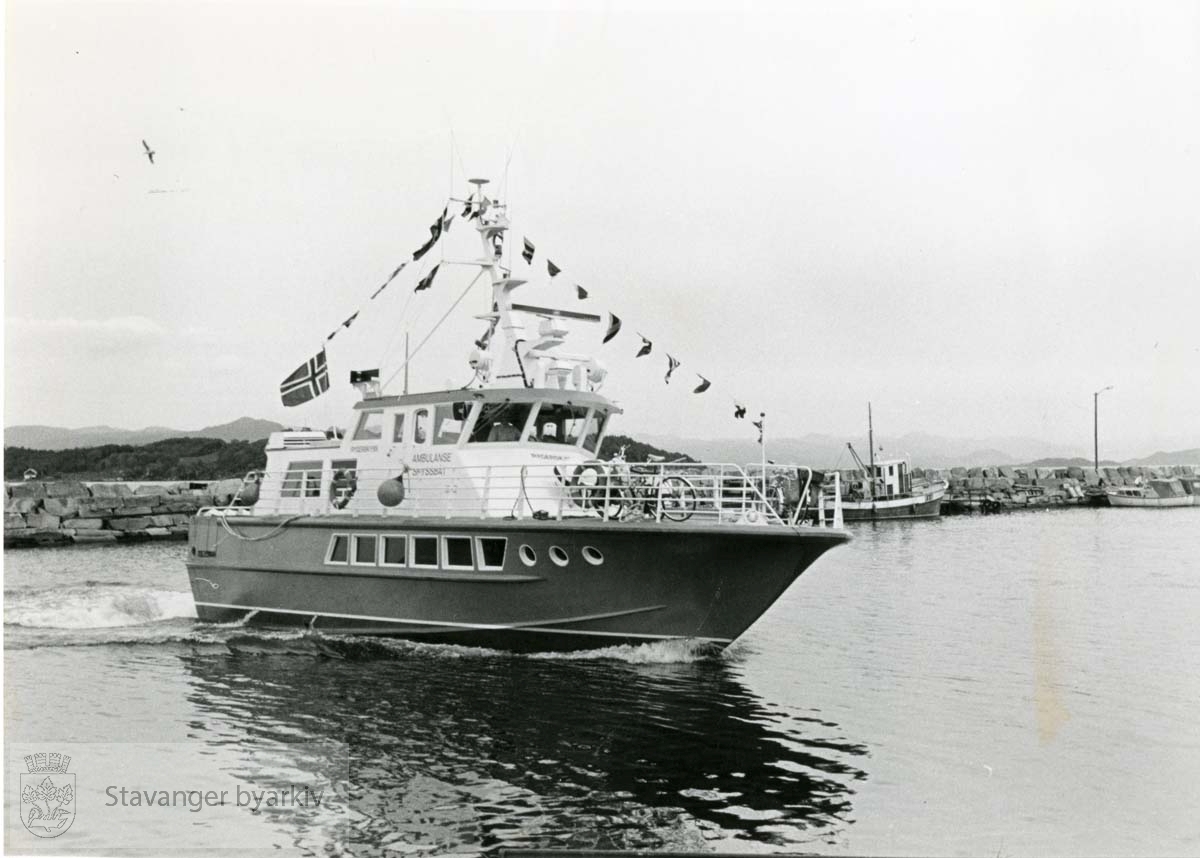 Sjuketransportbåten "Rygerskyss" døpes av Else Marie Henriksen på Stjernarøy.