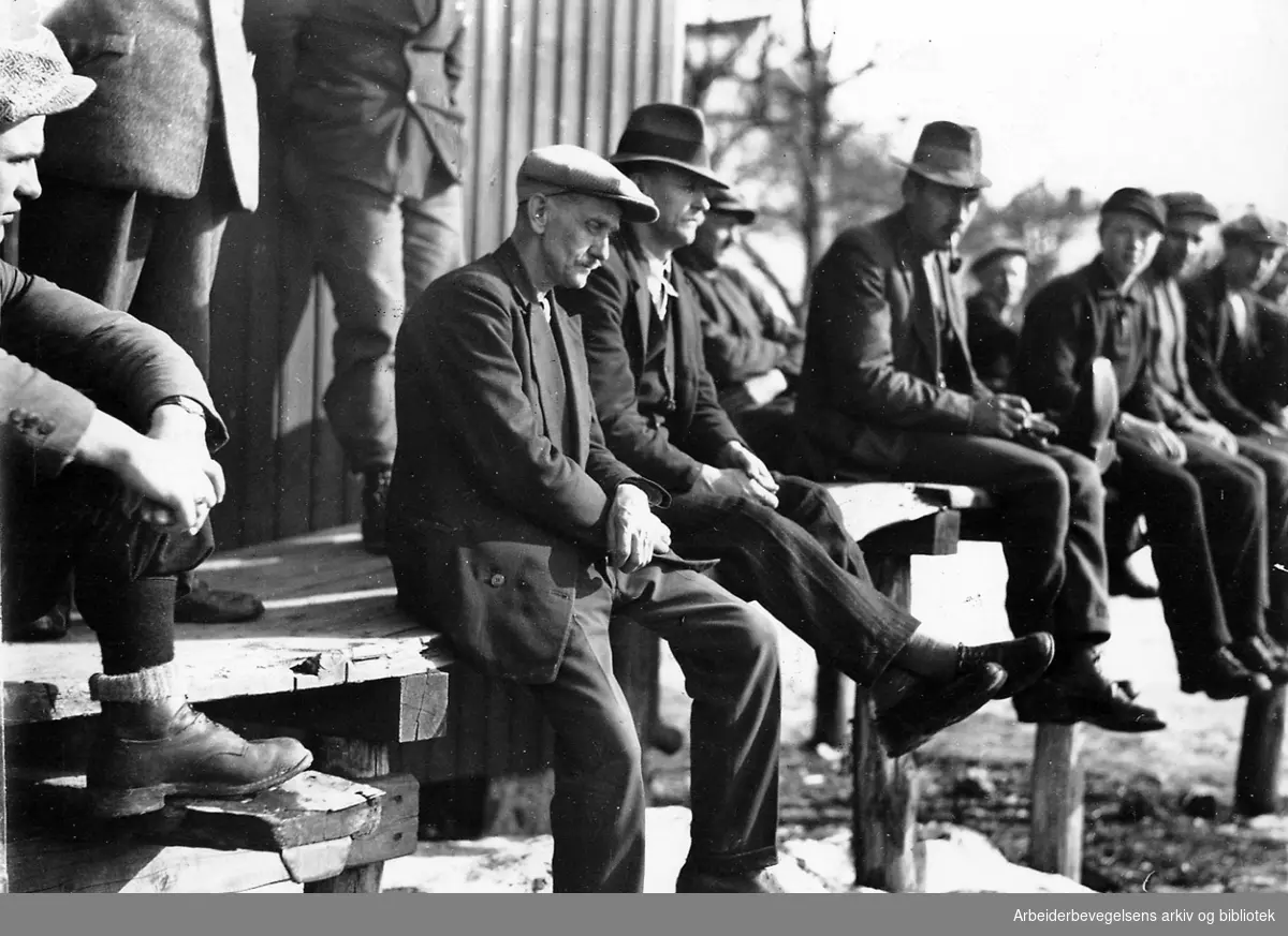 Arbeidsløse trelastarbeidere på Hvittingfoss ved Kongsberg, 1932.