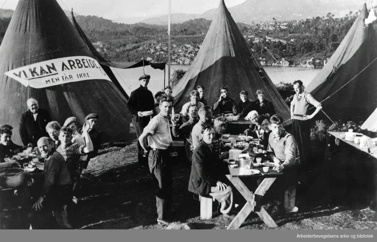 Hungersmarsjen fra Trondheim til Oslo startet den 29.mai 1932. I tre uker gikk deltakerne der de protesterte mot sult, fattigdom og mangel på arbeid.