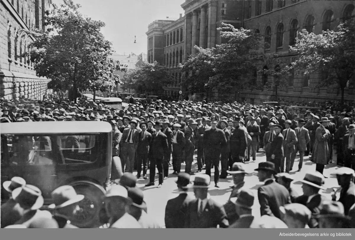 Demonstrasjon foran regjeringsbygningen under storlockouten i 1931.