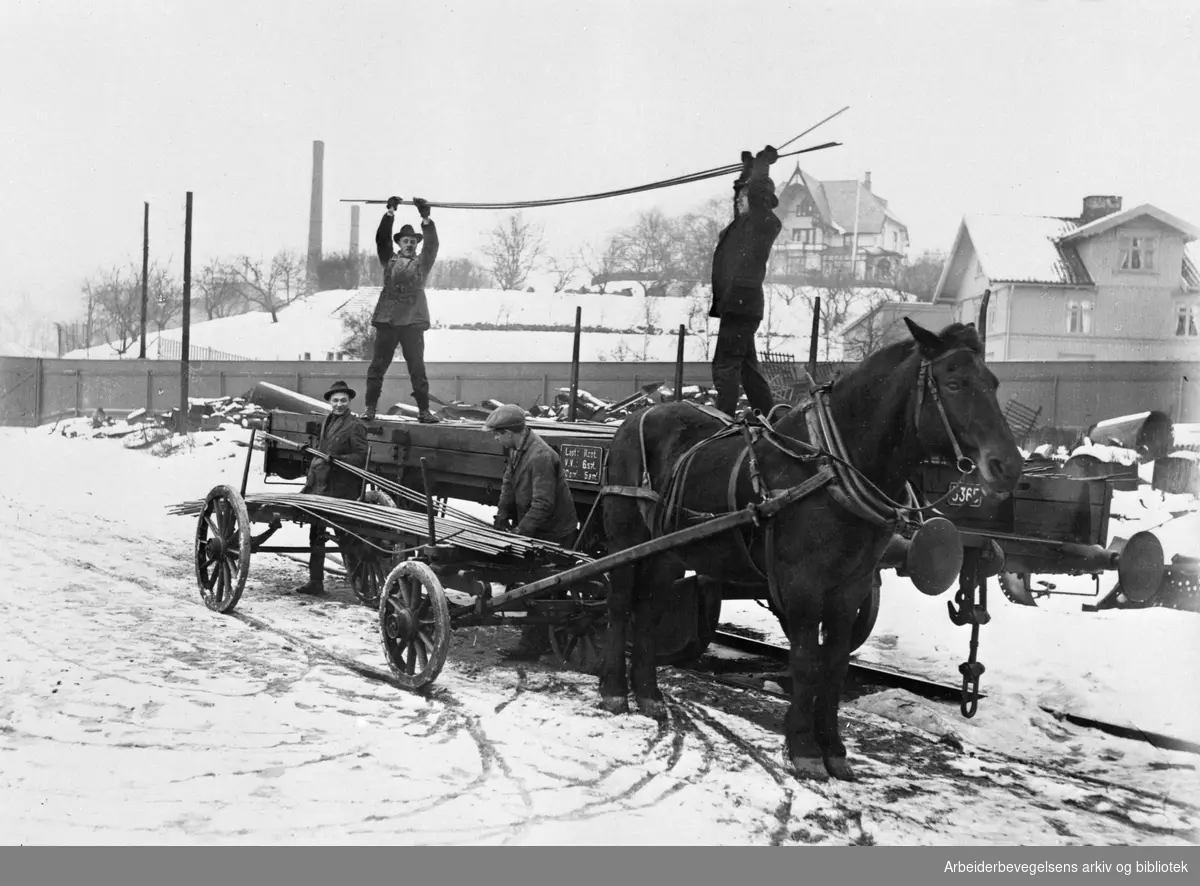 Fra september 1929 til mars 1930 var det streik ved Christiania Spigerverk. Bildet viser ingeniører som laster.stangstål over på ventende jernbanevogner.