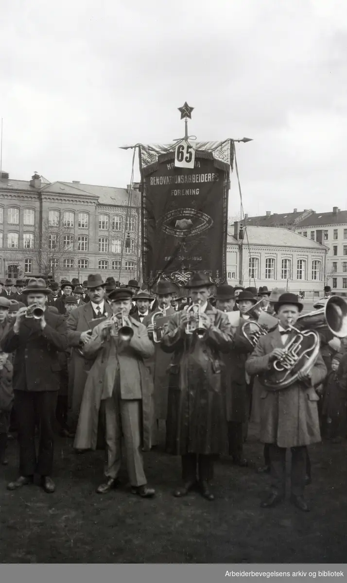 Musikkorpset til Kristiania Renovationsarbeideres forening. oppstilt på Vahls plass. 1. Mai. 1920-tallet.