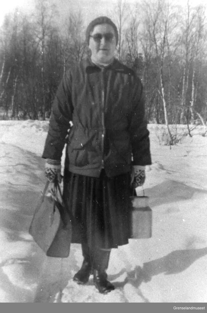 Vally Alette Aleksandersen (f. Nikkinen) med handleveske og melkespann. Svanvik. ca. 1960.