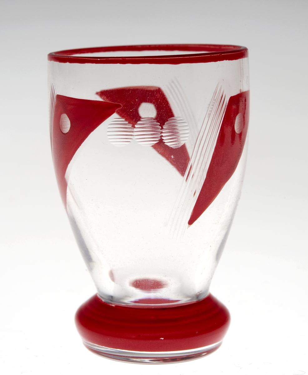Likørglass av klart glass med rød dekor.