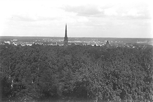 Vy från Djäknebergets vattentorn i Västerås, österut.