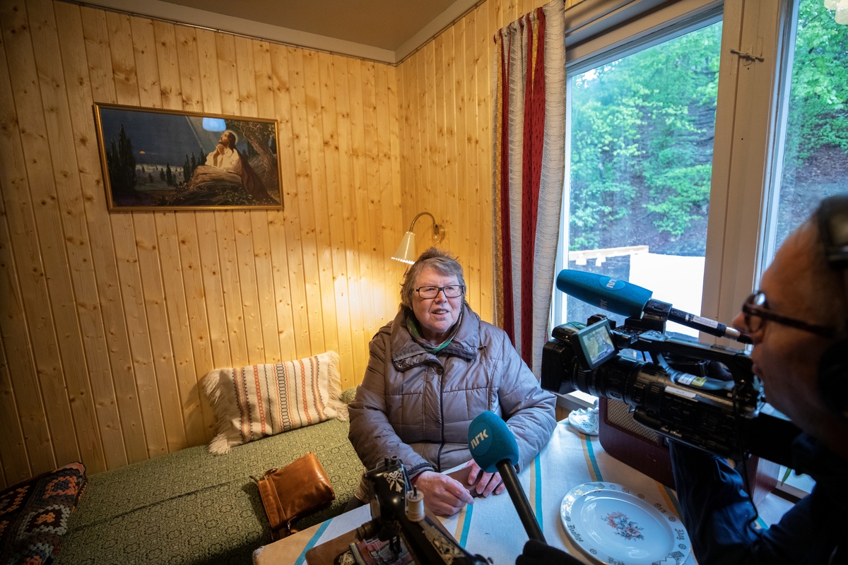 Anne Britt Nikoma intervjues av NRK under åpningen av finnmarkshusene.