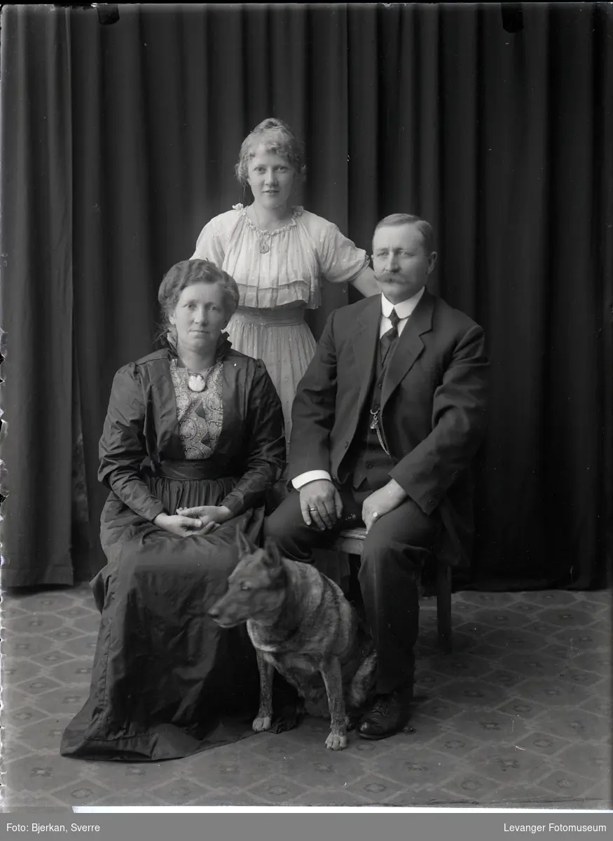 Gruppebilde av familien Severin Julius, Ida Fredrikke og Agnes Munkeby