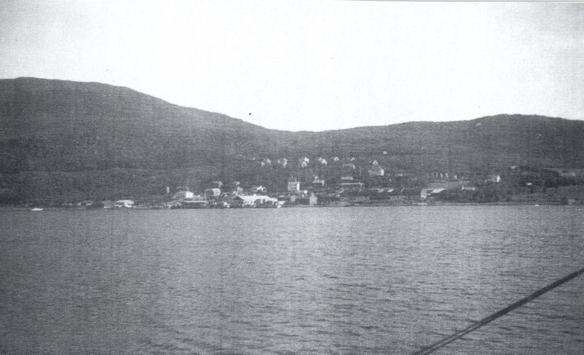 Enkeltbilde. Sjøkrigsskolens sommertokt i 1952, her fra Ramsund.