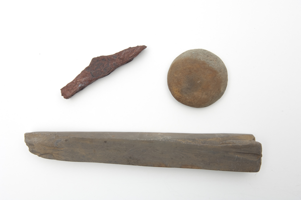 "En liten, sterkt forrustet hammer av jern nær R. 394, sml. også Grieg: Smedverktøy i norske gravfunn fig. 2. Lengde 11,3 cm, bredde  1,8 cm, største tykkelse 2,4 cm." Penhammer av jern var. R394, i samsvar med beskrivelsen.