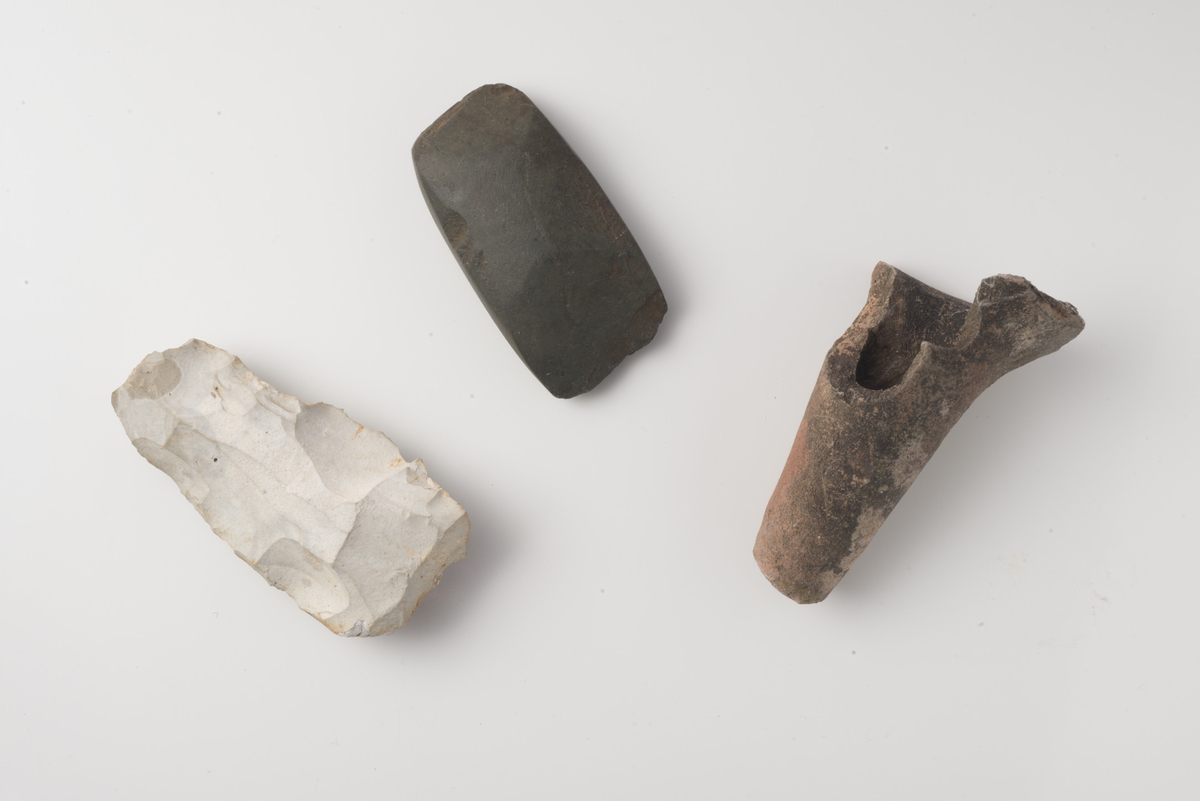 Leirkar, fragment av hank av stjertepotte med rødbrent gods.