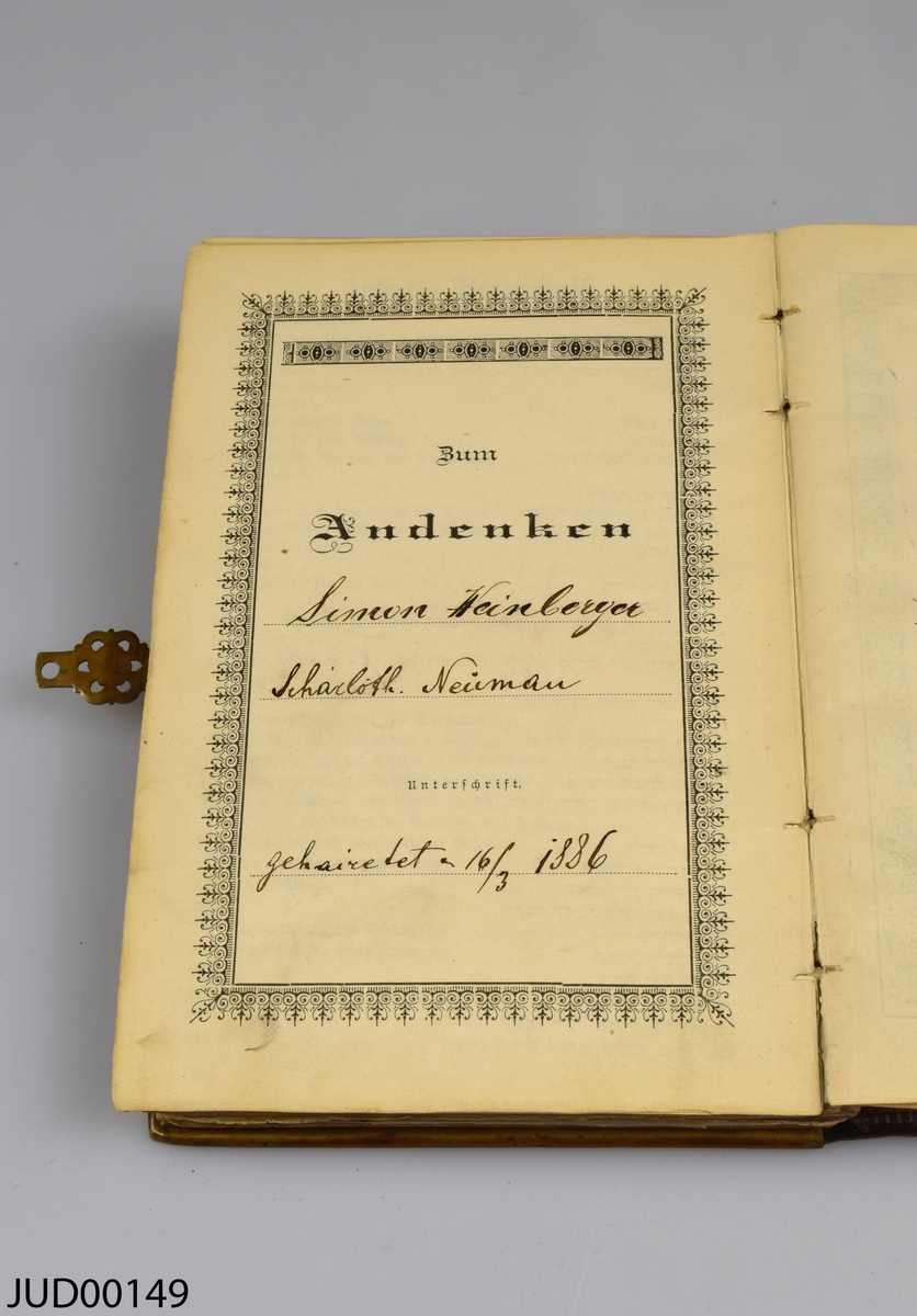 Siddur med skinnrygg och hård benvitt omslag dekorerat med elfenben- och mässingsbeslag. Boken är skriven på tyska och hebreiska. Boken är tryckt i Budapest 1885.