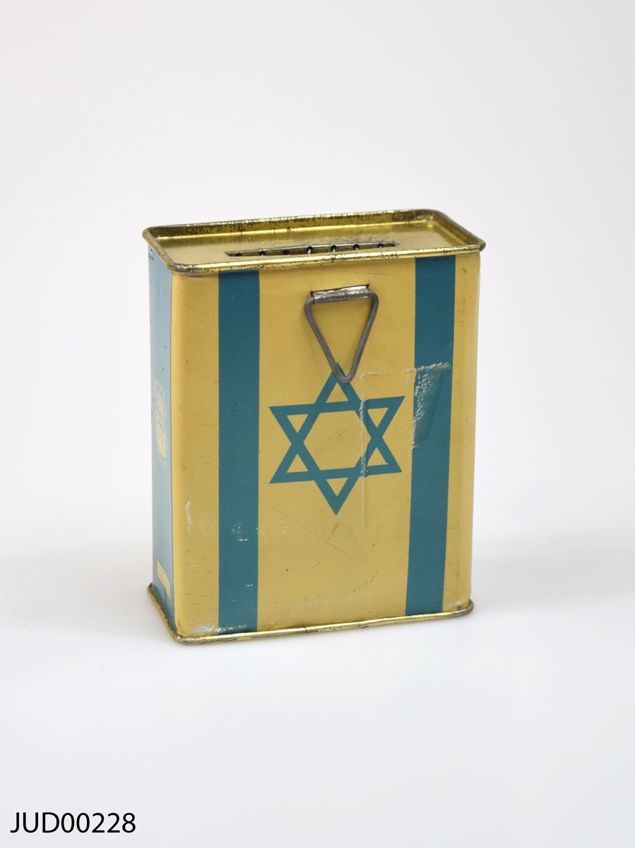 Insamlingsbössa, tillverkad av plåt och målad benvit och blå i form av Israels flagga på ena sidan. Karta över Isreal på andra sidan. Låst, och saknar nyckel.