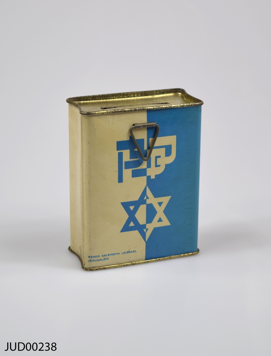 Insamlingsbössa, tillverkad av plåt. Dekorerad med hebreiska bokstäver, en davidsstjärna, och texten "Keren kayemet le'jisrael" på hebreiska.