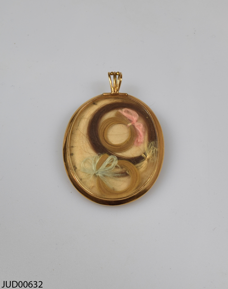 Medaljong föreställande Feilchen Saloman (1787-1836), född Geskel. På baksidan finns hårlockar från hennes barn Siegfried, Pauline och Cecilie fastsatta.