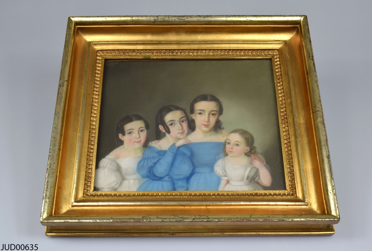 Målning på duk, föreställande barnen Ida, Amalia, Paulina och Elise Jacobson, med förgylld ram runt.