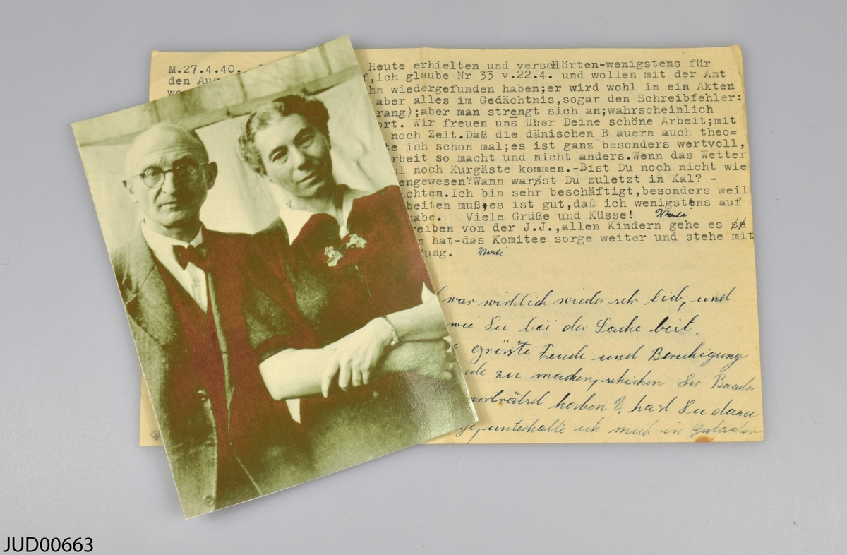 Brev med tillhörande fotografi. Fotografiet föreställer ett äldre par. Brevet är skrivet på tyska, och skrivet både för hand och per maskin.