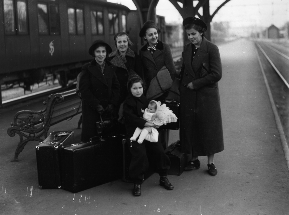 Fotografi föreställande 5 stycken flickor som 1939 kom till Kungsbacka med Kindertransport.