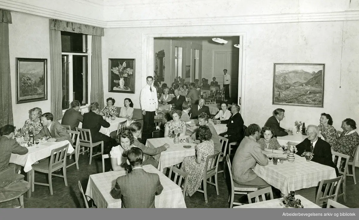 Spisesalen på et hotell eller en restaurant. Antatt Oslo. 1945 - 1950...