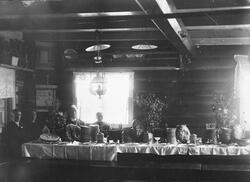 Bryllup i 1906 på Borkhus i Folldal. Festbordet med alle sen