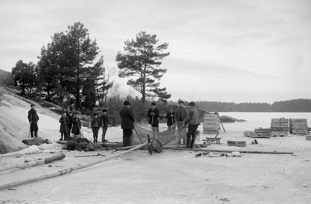 Notdragning vid Lindersfjärden i Sankt Annas skärgård.