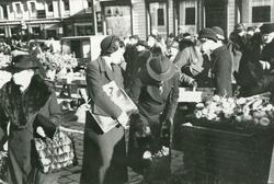 Grønnsakshandel på Torget i Stavanger sentrum. Kvinner som h