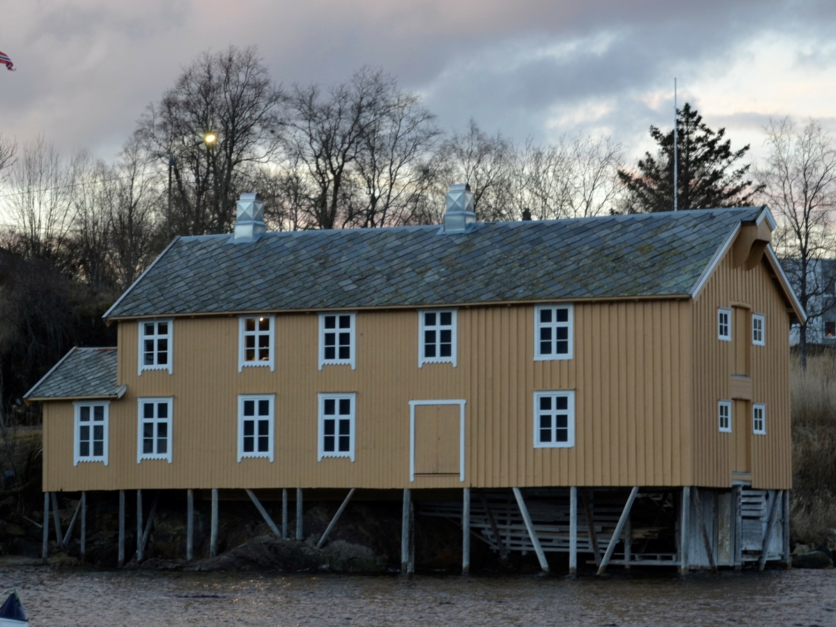 Bergh-brygga er bygd i bindingsverk med skifertak og ligger ved sjøen på Nedre-Leland. Den står delvis på stolper i sjøen og på fjell og er malt gul. Bygget brukes nå som utstillingslokaler og kontor for Leirfjord museum.