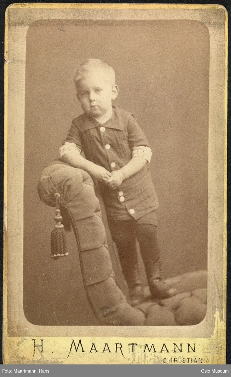 portrett, gutt, stående helfigur på stol