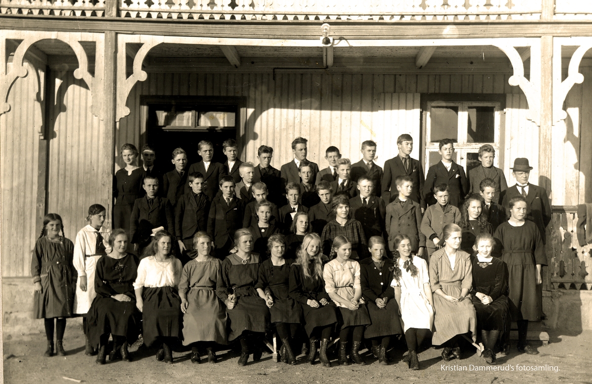 Elever og lærere på B.A. Grimelands Middelskole ca. 1920.