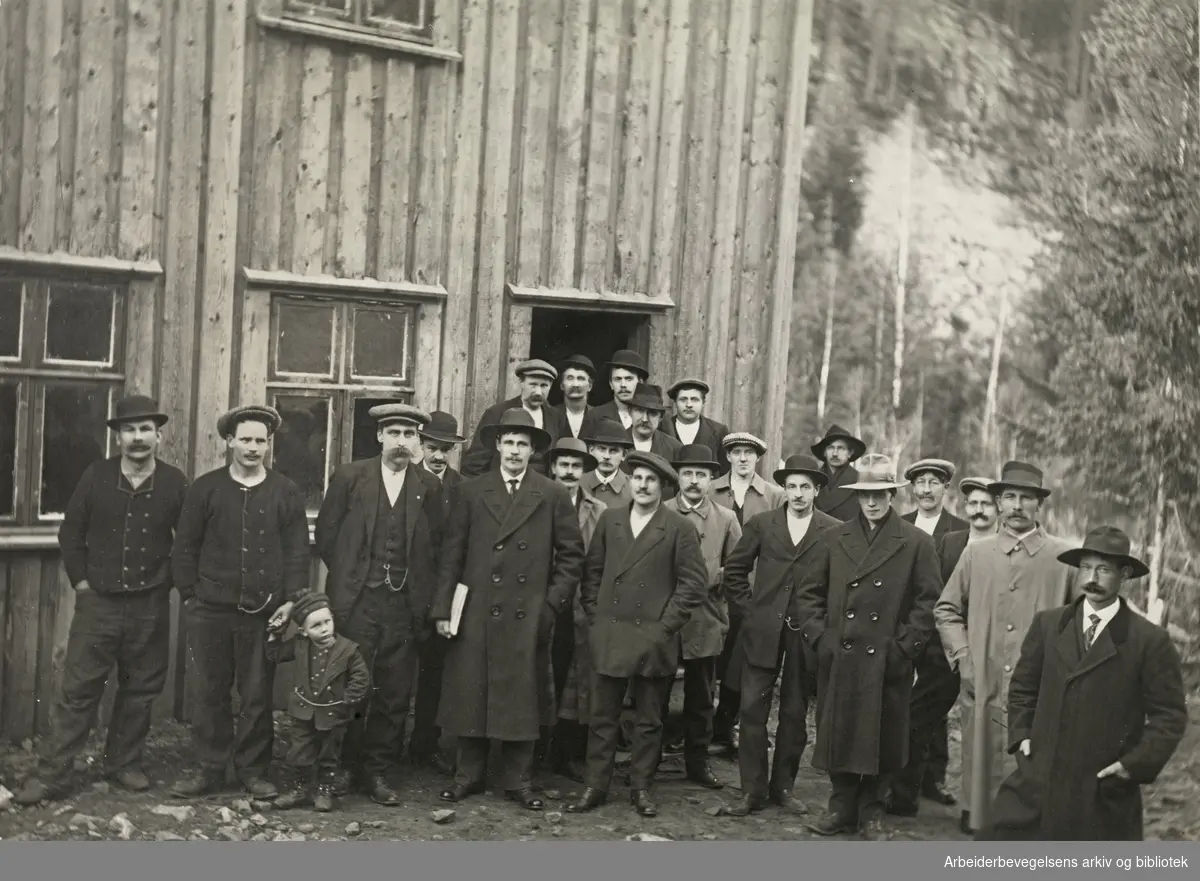 Bildet er sannsynligvis fra anlegget av Bratsbergbanen eller Sørlandsbanen, ca. 1910-1920.