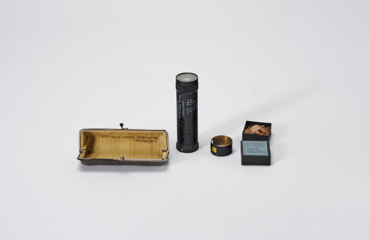 Dr. Schlichter's Photometer 699 i portemoné og filter med originaleske. 
Dr. Schlichter designet lysmålere på 1920-tallet i Tyskland. En lysmåler eller et fotometer brukes til å måle lysstyrke. Ved å vri ringene i front vil man finne riktig lukkertid og blenderåpning for å oppnå best mulig eksponering. Ringen med filter ble brukt i sterkt dagslys. Dette var et presisjonsinstrument som var nokså kostbart.