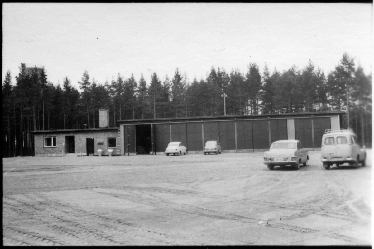 Vägstation C7, Skärplinge. Filial Älvkarleby. Kontors- och garagebyggnad. På garageplan personbilar, Saab, Volvo Duett.
