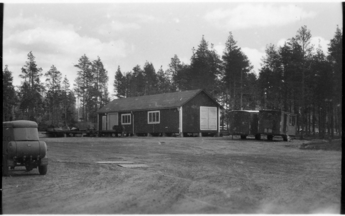 Vägstation BD 7, Kalix. Förrådsbyggnad med lastbrygga. På garageplan två manskapsvagnar, kompressor (till vänster).