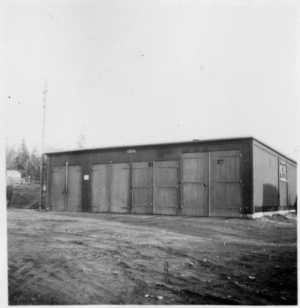 Vägstation BD 15, Gällivare, filial Dokkas. Garagebyggnad. Ovanför garageportarna skylt "Garage".