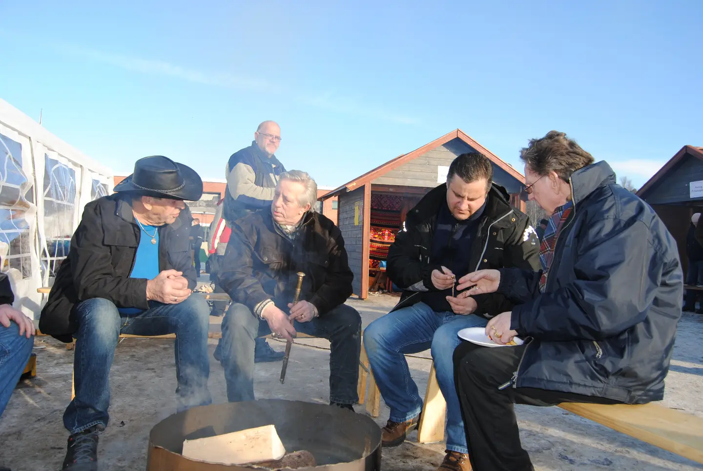 Conversation around the fireplace at Grundset Market 2009.