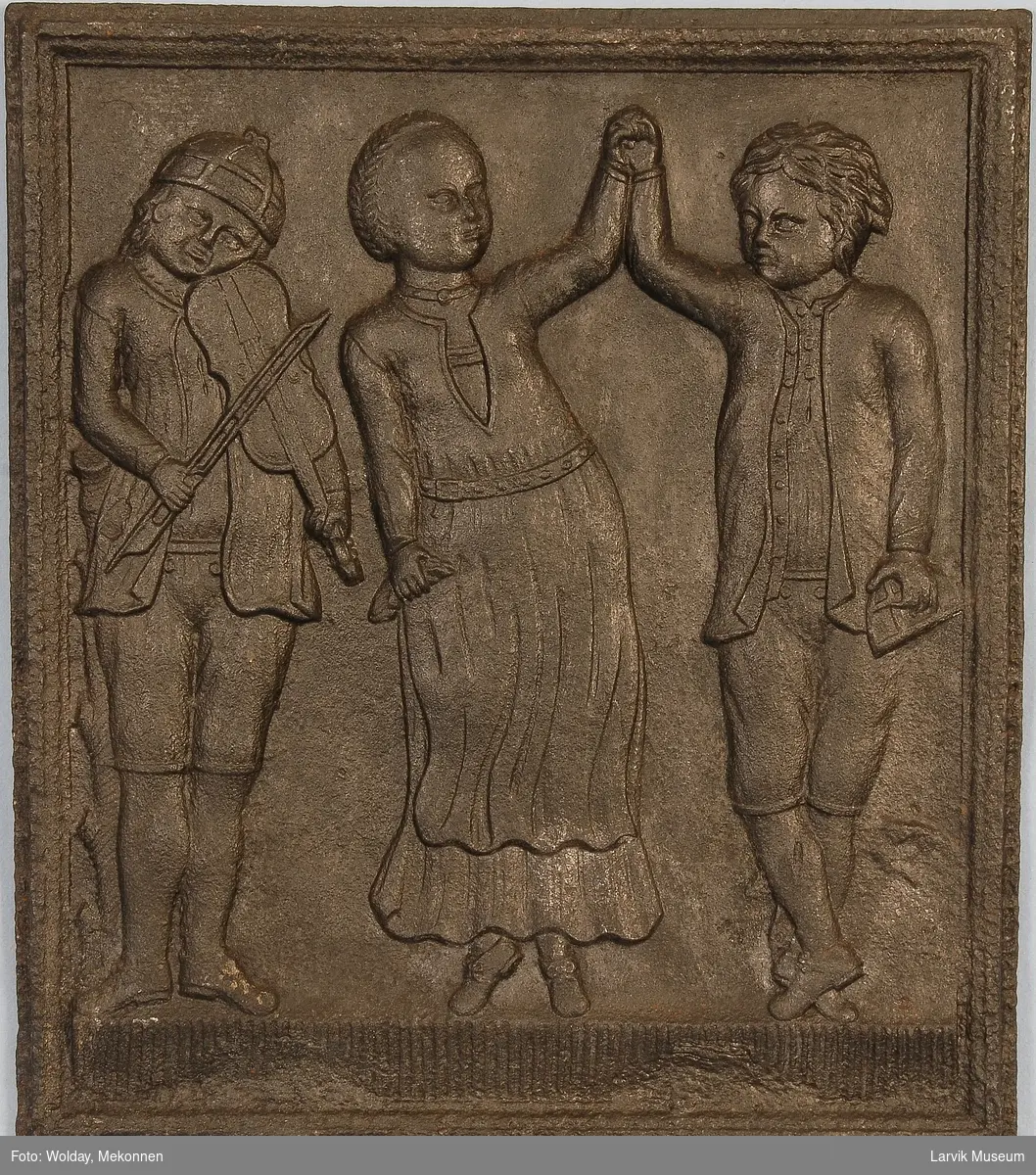 2 dansende bønder som akkompagneres av en felespiller plassert til venstre "Hallingen".