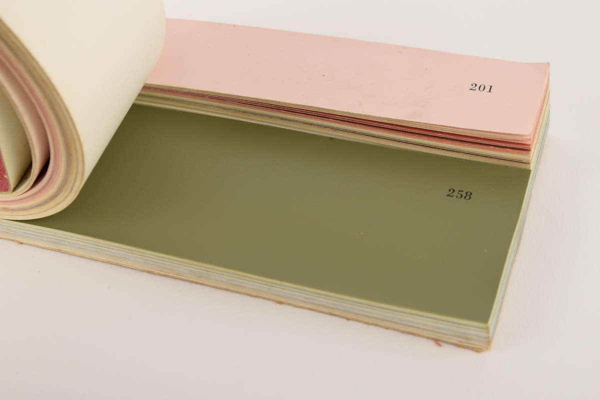 Fargebok med fargeprøver for maling. Oppbevart i originalt etui.