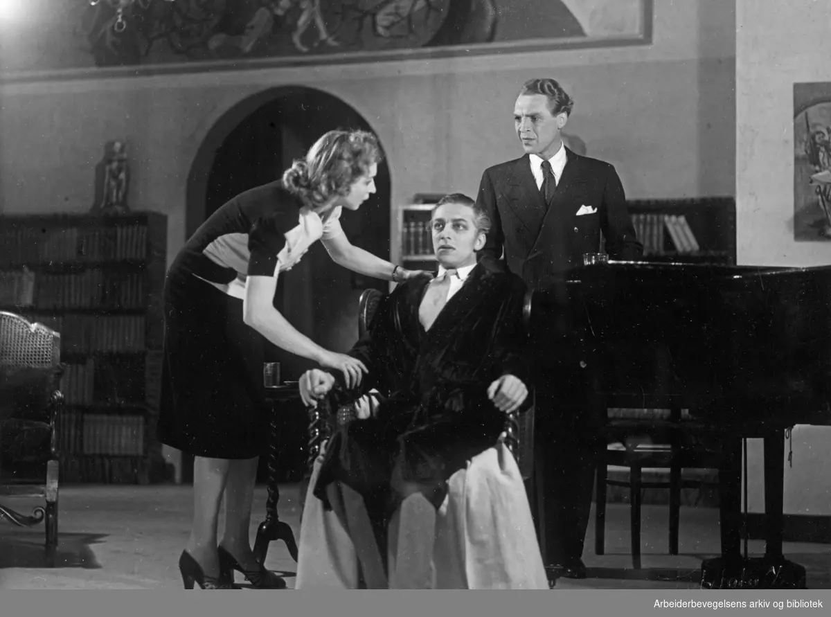 Wenche Foss, Georg Løkkeberg og Oscar Egede-Nissen i stykket "Kommer du, Elsa..?" på Centralteatret, 1943.
