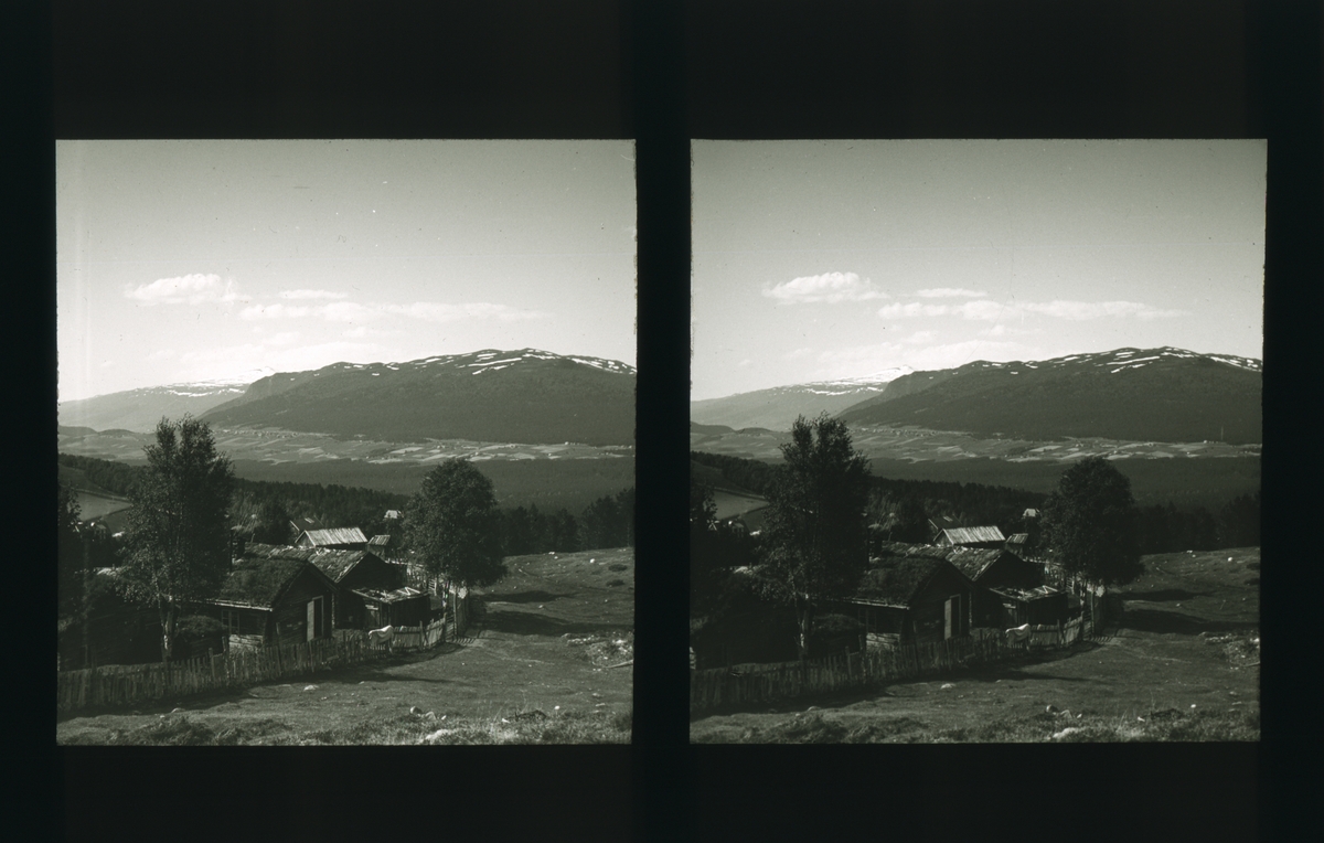 Utsikt over Lesja, med et gårdstun i forgrunnen. Tilhører Arkitekt Hans Grendahls samling av stereobilder.