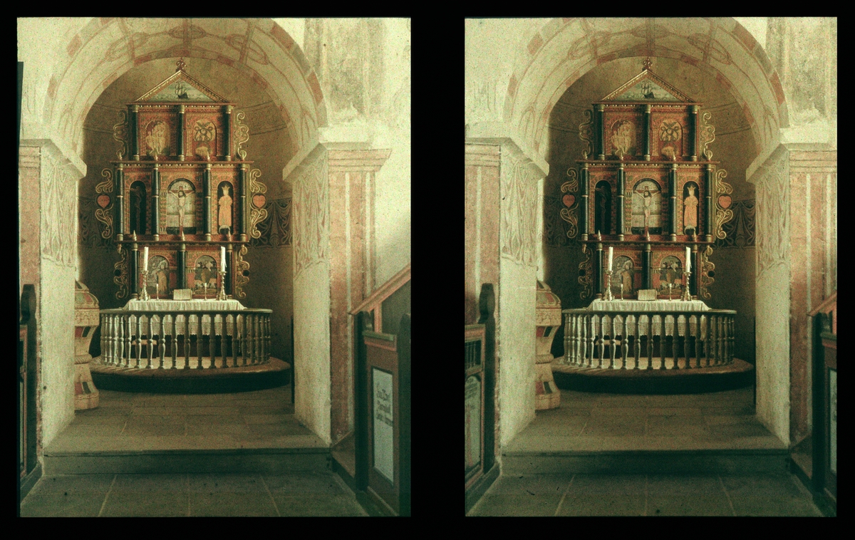 Nes Kirke (Sauherad). Steinkirke fra 1100-tallet. Korbue, alter og altertavle. Tilhører Arkitekt Hans Grendahls samling av stereobilder.